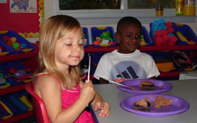 kids eating cupcakes